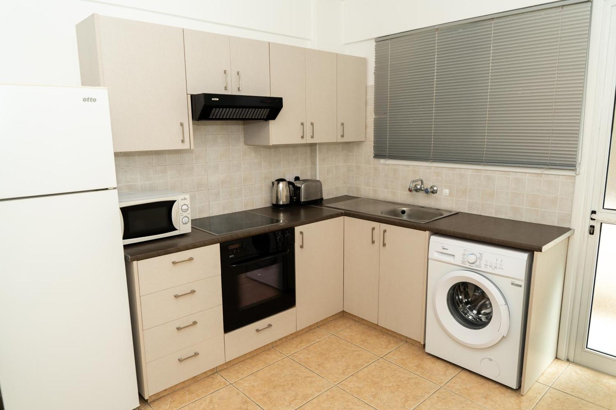 Olivia Mackenzie 2 Bedroom Flat With Pool Ларнака Екстериор снимка